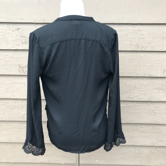 ☀️☀️☀️ 4/$20 Jealous Tomato deep V shirt with lace cuffs - Picture 5 of 6